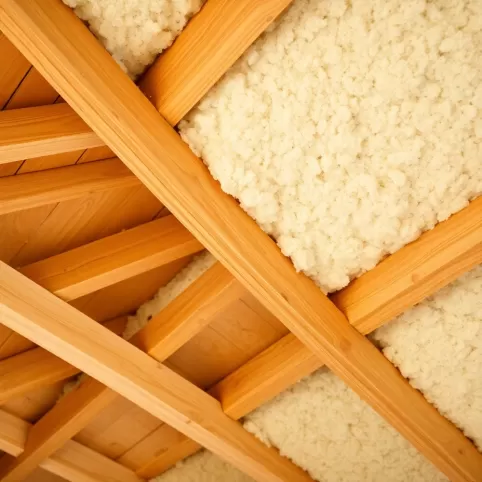 Jak ocieplić strop drewniany wełną mineralną