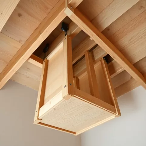 Jak zamontować schody drewniane do stropu