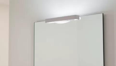 Jaki kinkiet nad lustro w łazience